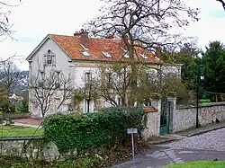 Le Clos Saint-Louis ou villa Saint-Côme, résidence de campagne d'un avocat parisien du milieu du XIXe&nbsp;siècle sous l'influence du style classique. Elle voisine avec le château Saint-Côme.