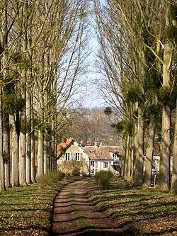 Le « moulin de Luzarches », qui avait déjà perdu son activité de moulin avant les transformations qui lui ont donné son visage actuel, au début du XXe&nbsp;siècle.