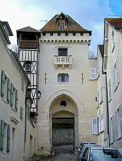La porte Saint-Côme en haut de la rue du même nom faisait partie de la nouvelle enceinte du château d'En-Haut dont ce dernier a été muni au XIIIe&nbsp;siècle. Au XIXe&nbsp;siècle, elle a été reconstruite dans le style troubadour.