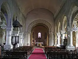 La nef de l'église Saint-Côme-et-Saint-Damien a été remaniée dans le style de la néo-Renaissance à l'occasion de l'ajout d'une travée à l'ouest, au début du XIXe&nbsp;siècle. Le chœur roman est bien visible au fond.