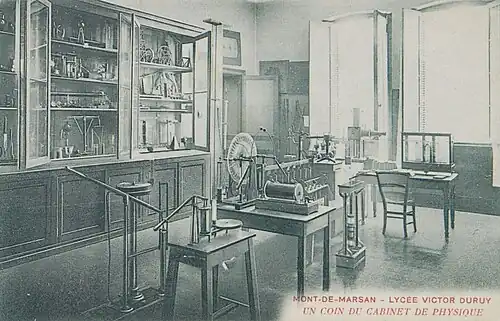 Cabinet de physique du lycée.