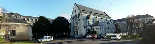 Photographie panoramique du lycée Joachim-du-Bellay, dont la chapelle de l'ancien grand séminaire Saint-Serge.