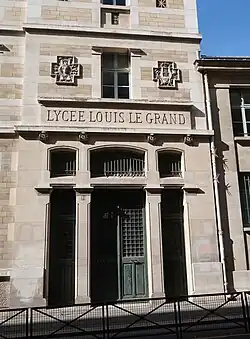 Entrée secondaire du lycée, rue Cujas.