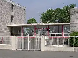 Lycée général Merleau-Ponty.