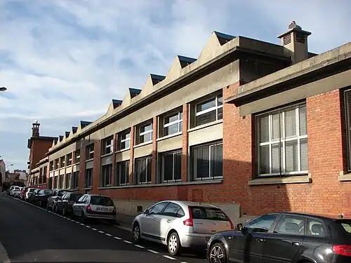 Façade du lycée sur la rue Claude Burgod.