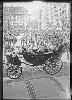 Le 4e&nbsp;cuirassiers (au second plan) salue le président Millerand en visite à Lyon en 1921