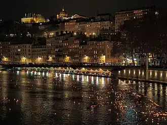 Lumignons sur les quais de Saône et sur la rivière le 8 décembre 2019.