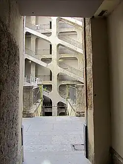 Traboule menant à la Cour des Voraces.