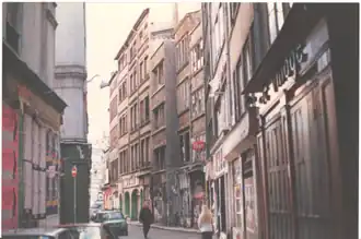 Alignement des maisons côté occidental à droite, vue vers le sud depuis la rue Thomassin, aujourd'hui disparues.