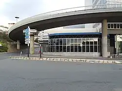 Photo d'un bâtiment au bord d'une route et sous un pont