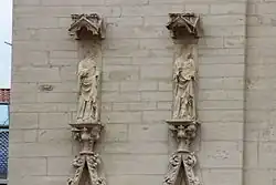 Photographie couleurs de statues adossées à un mur et décapitées.