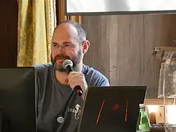 Ugo Bimar, créateur de Confessions d'Histoire, lors d'une conférence au Salon du livre Antiquité de Lyon (2022)