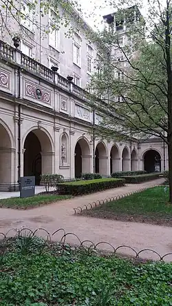 Bâtiment en pierre avec des arches et une tour.