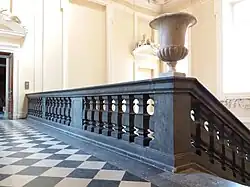 Étage en haut d'un escalier.