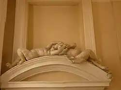 Couple d'angelots allongés