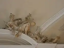 Sculpture d'une femme représentant la justice et un ange.