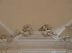 Sculptures de femmes et d'angelots.