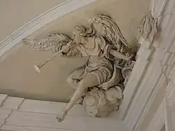 Ange soufflant dans une trompette.