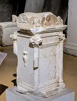 Autel funéraire d'Aufidia Antiochis AE 1976, 452.