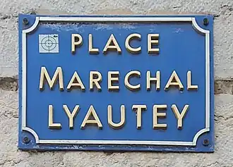 Voir la plaque.