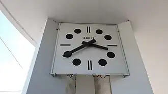 Horloge installée boulevard des Tchécoslovaques dans le 7e arrondissement de Lyon.