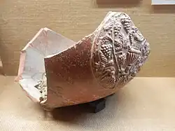 Urne cinéraire en céramique brisée.