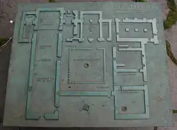 Photographie d'une plaque de bronze sur laquelle figure le plan d'une abbaye.