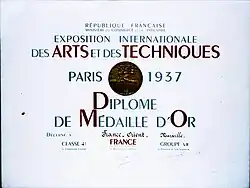 Diplôme de la médaille d'or reçu par la Société Tapis France Orient de Marseille dirigée par Zareh Tchouhadjian.