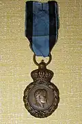 Médaille de Sainte-Hélène avec ruban de l'ordre militaire de Virtuti Militari.