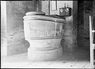 Les fonts baptismaux, vers 1920.