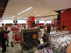 Des rayons de vêtements d'affaires de sport logotés aux couleurs de Manchester United.
