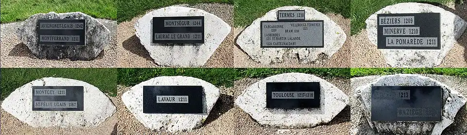 Les plaques portant les noms des lieux assiégés et la date de leur chutes dont celui de Bram, visibles au Mémorial Cathare érigé sur le site de la commune des Cassés.