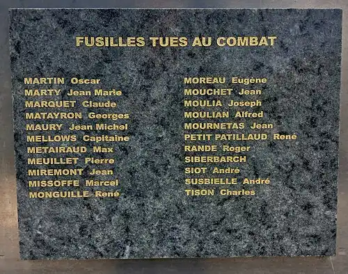 Noms du capitaine Mellows et d'André Siot inscrits sur ce même mémorial.