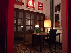 Évocation de la nazification des administrations.