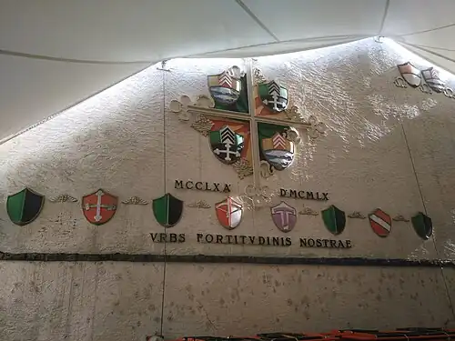 Mur d'écus du mémorial du 7e&nbsp;centenaire des franchises de Nugerol