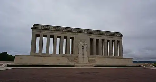 Par le Monument américain de Château-Thierry.