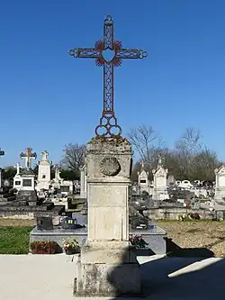 La croix principale du cimetière.