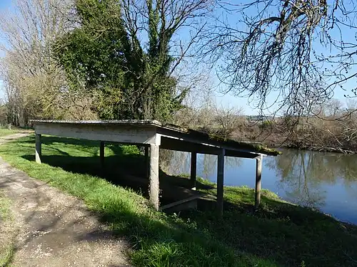 Un ancien lavoir au bord de l'Isle.