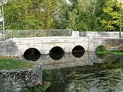 Le pont du Moulin dans le parc du château.