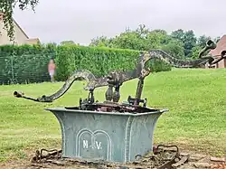 Ancienne pompe à incendie transformée en décoration.