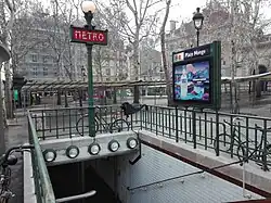 Entrée principale de la stationsur la place Monge.