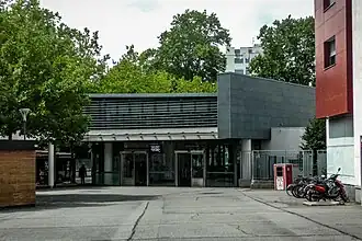 La façade de la station.