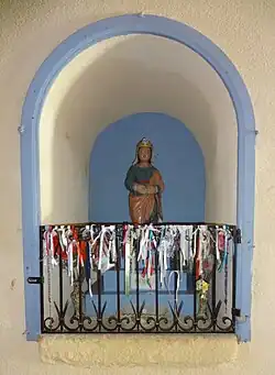 Niche abritant la statue de la sainte, ornée d'ex-voto.