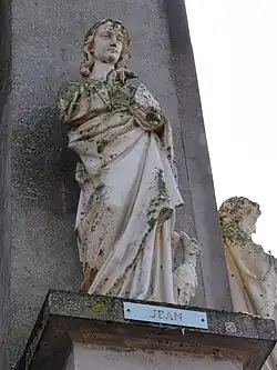 Statue de Jean l'évangéliste, porche de l'église.