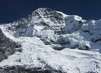 Vue de la face nord du Mönch dominant le glacier de l'Eiger (de).