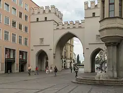 Porte près la Karlsplatz.