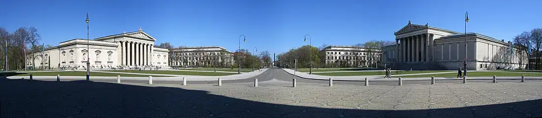 Vue panoramique depuis le Propylée —&nbsp;terminé en 1862 sur le modèle des Propylées de l'Acropole de l’Athènes antique&nbsp;— de la Königsplatz (« Place Royale ») à Munich. À gauche : la Glyptothèque, à droite : le Musée d'État des Antiquités. Dans le fond, les deux bâtiments néo-classiques de prestige construits par les nazis dans les années 1930.