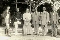 Photographie en noir et blanc d'une réunion de six personnes.