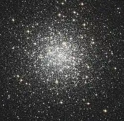 Image de M3 construite en utilisant les données en lumière visible et en infrarouge captées par le télescope spatial Hubble.