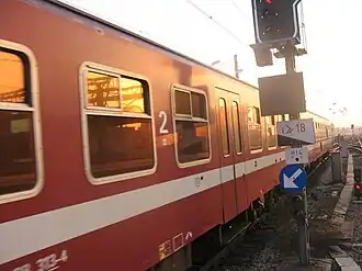 Voitures M4 en livrée bordeaux.